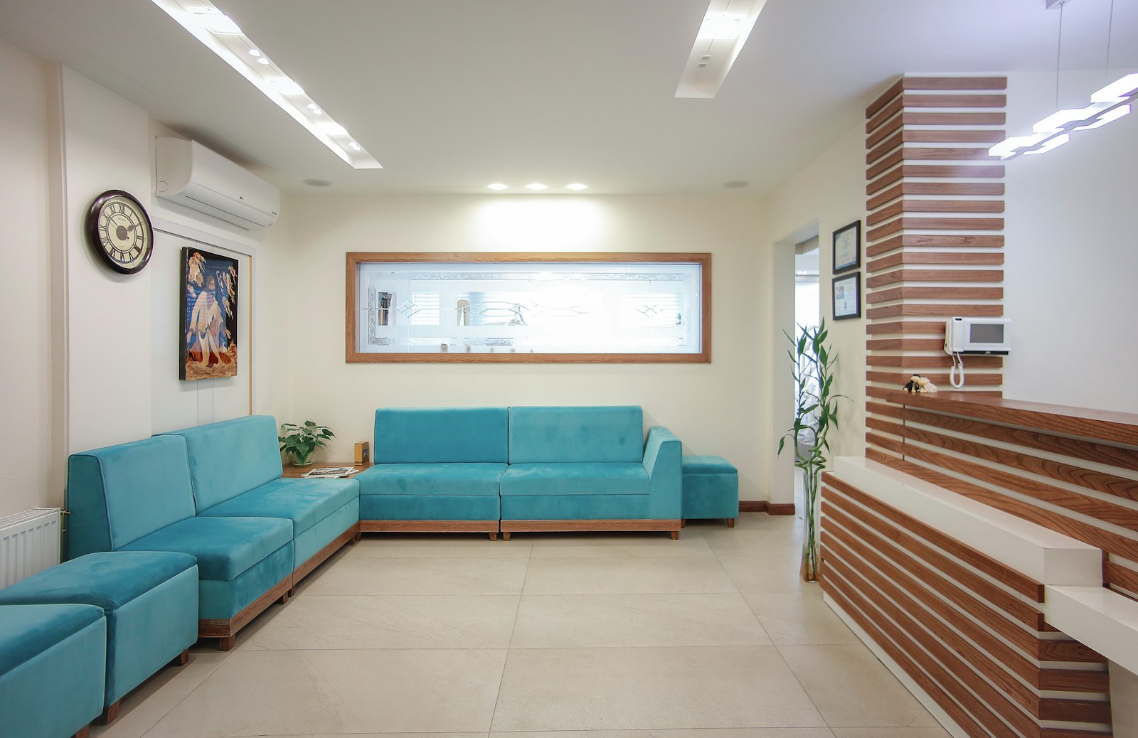 Medical waiting room with seating, cleaned daily