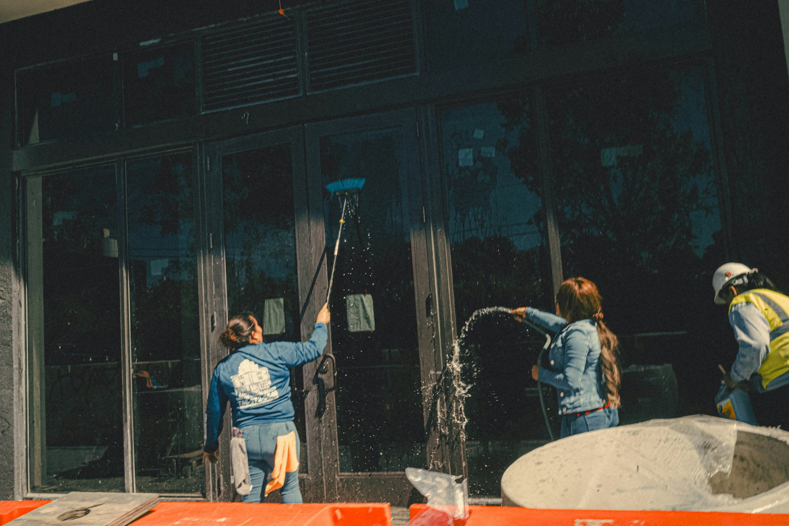 Cleaning glass with a water-fed pole system